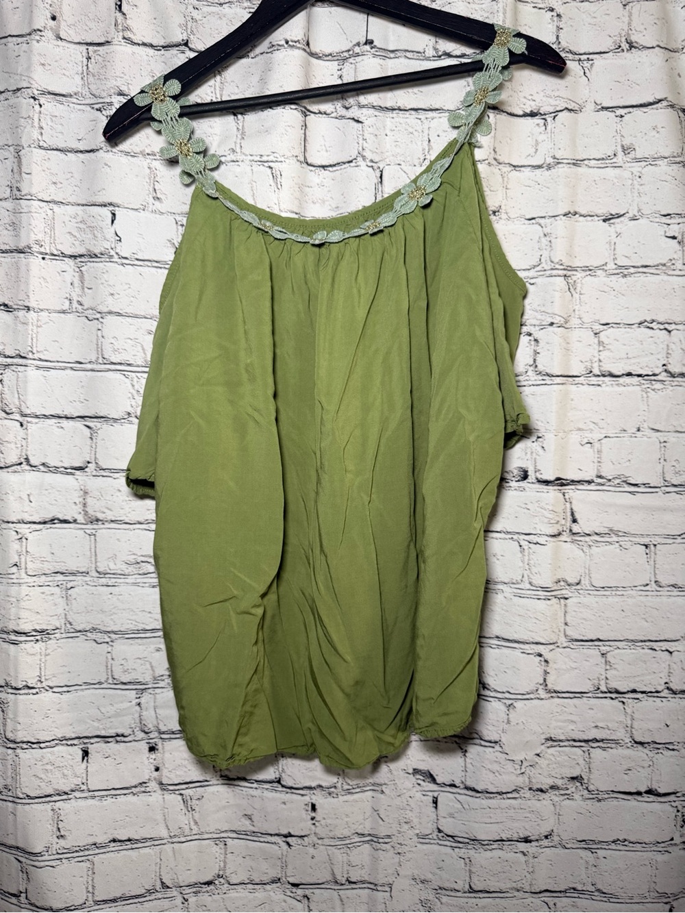 Green keyhole shoulder top. Size 5X
